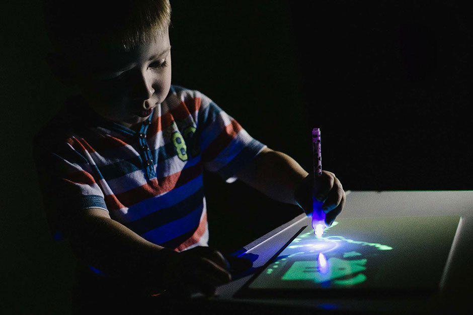 Дошка - планшет Малюй Світлом A4 ∙ Художній набір для малювання та створення малюнків, що світяться в темряві, 30*21 см - мініатюра 2