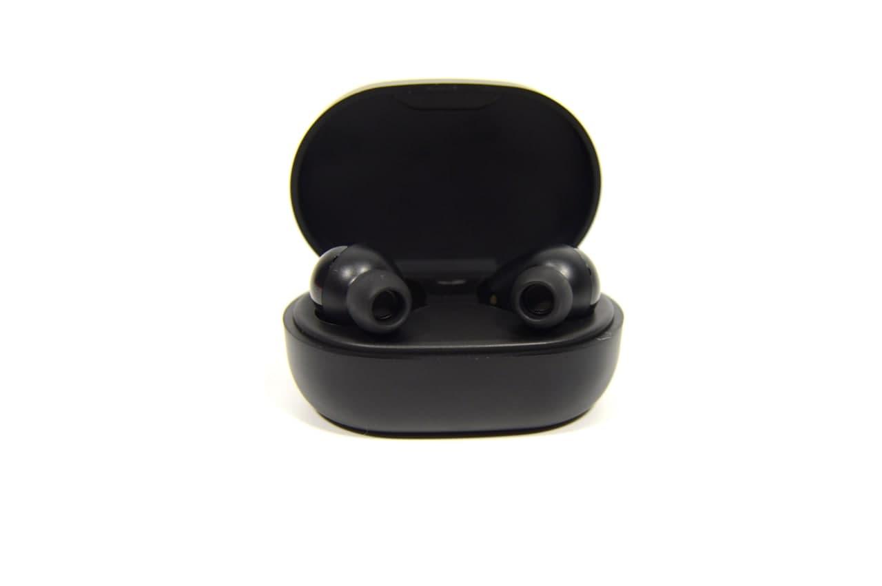 Бездротові сенсорні навушники Redmi AirDots в зарядному кейсі