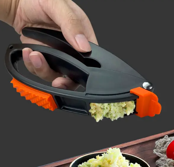 Прес для часнику Multifunctional Garlic Presser Часничниця + ніж для чищення овочів + паличка для очищення преса - мініатюра 3