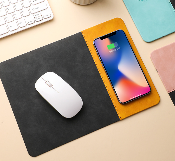Килимок для миші з бездротовою зарядкою для смартфона · Ігрова поверхня для мишки з технологією QI