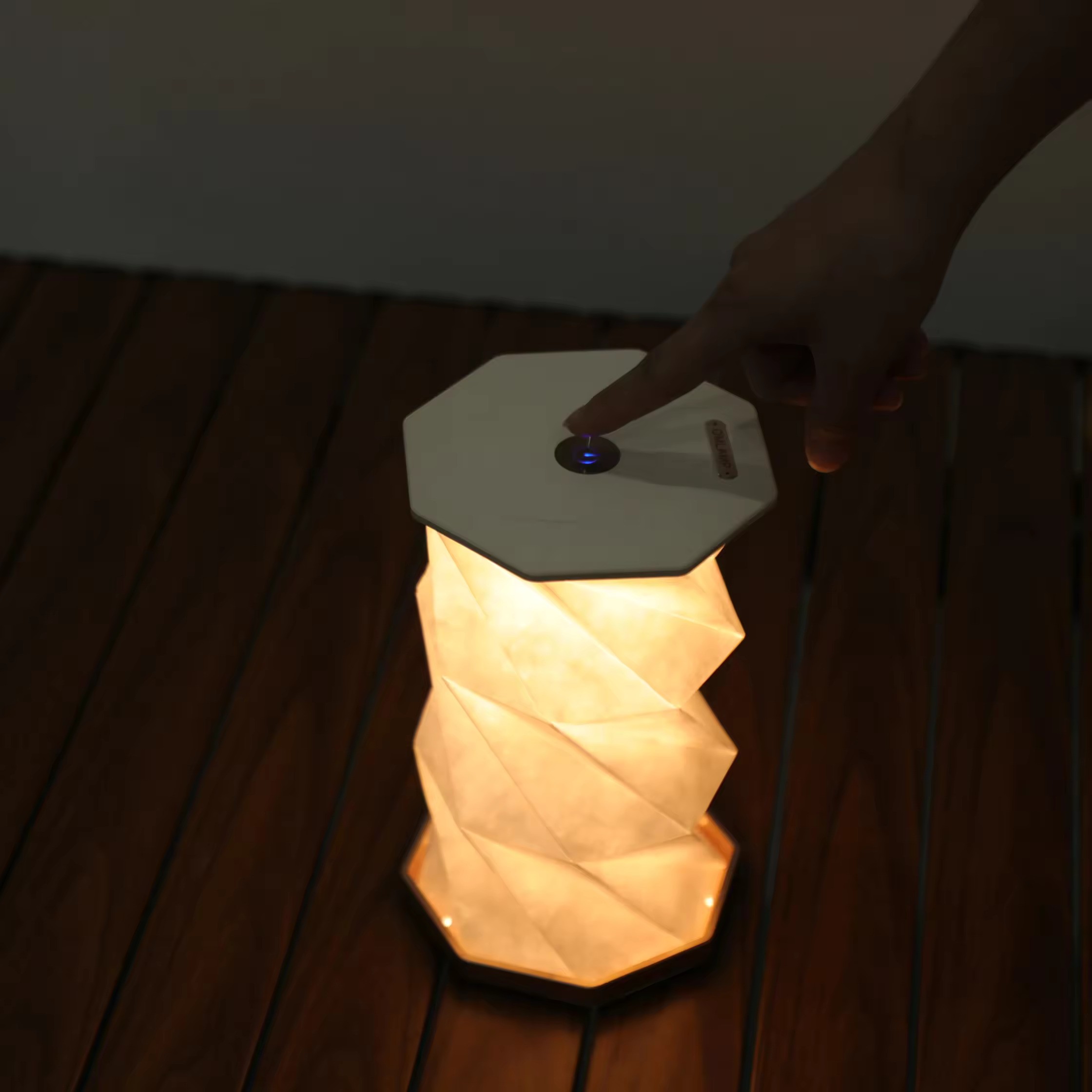 Настільний обертовий світильник - нічник Rotating lamp USB з вбудованим акумулятором і сенсорним керуванням - мініатюра 4