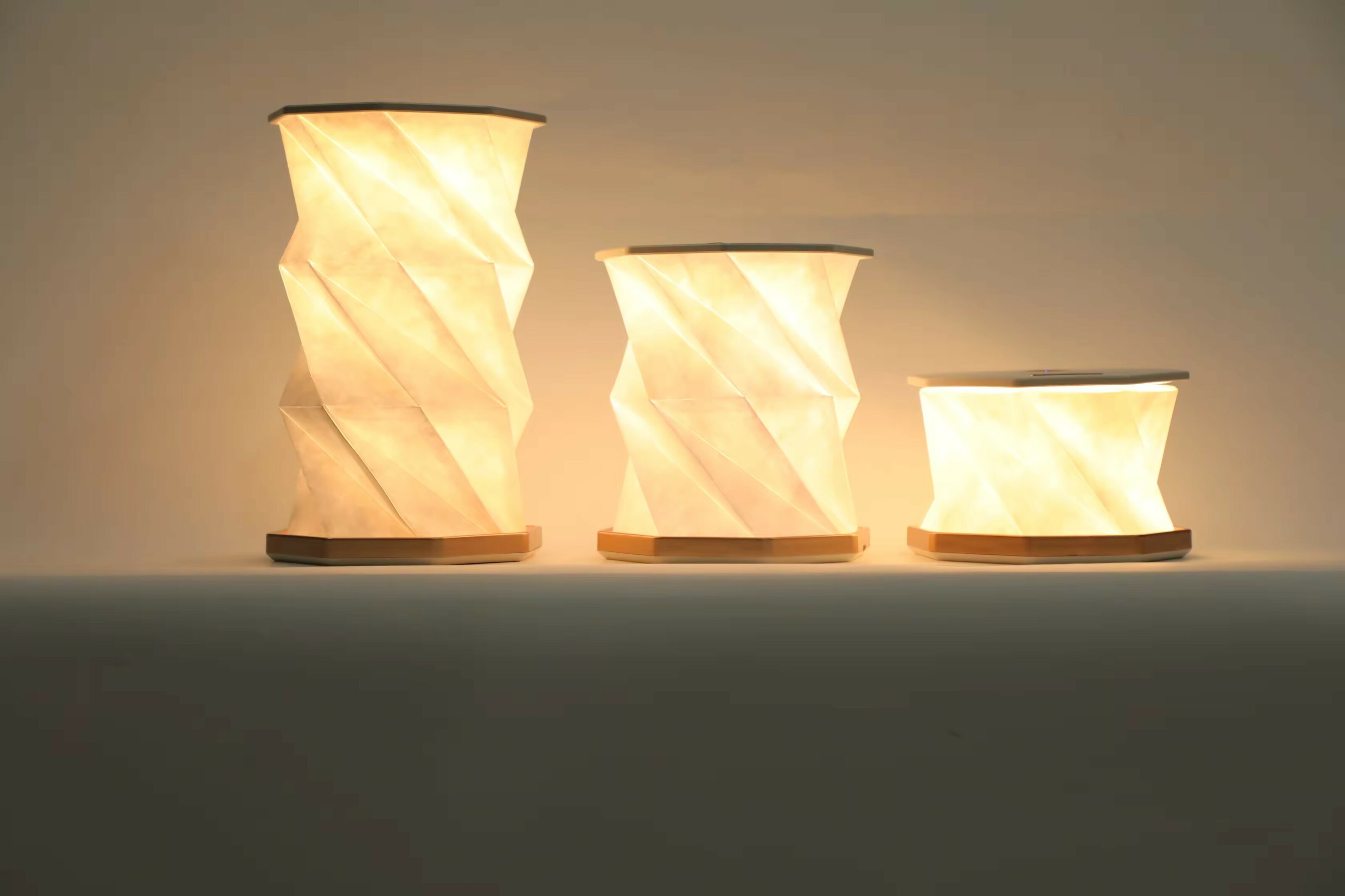 Настільний обертовий світильник - нічник Rotating lamp USB з вбудованим акумулятором і сенсорним керуванням - мініатюра 5