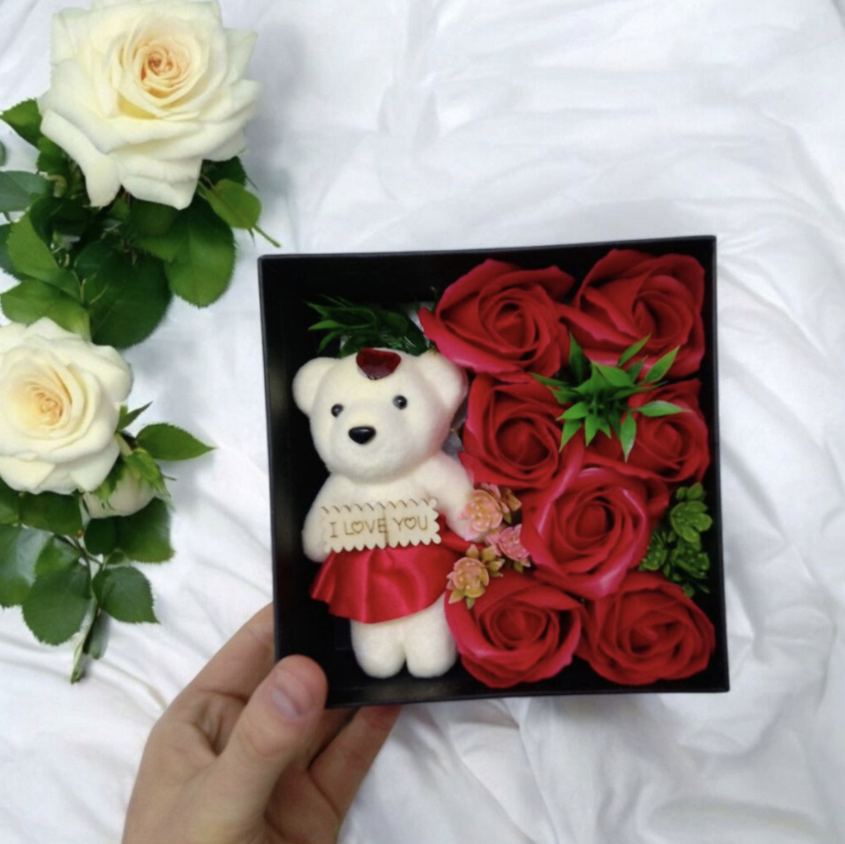 Подарунковий набір із 7 мильних троянд і ведмедиком для романтичного сюрпризу - мініатюра 4