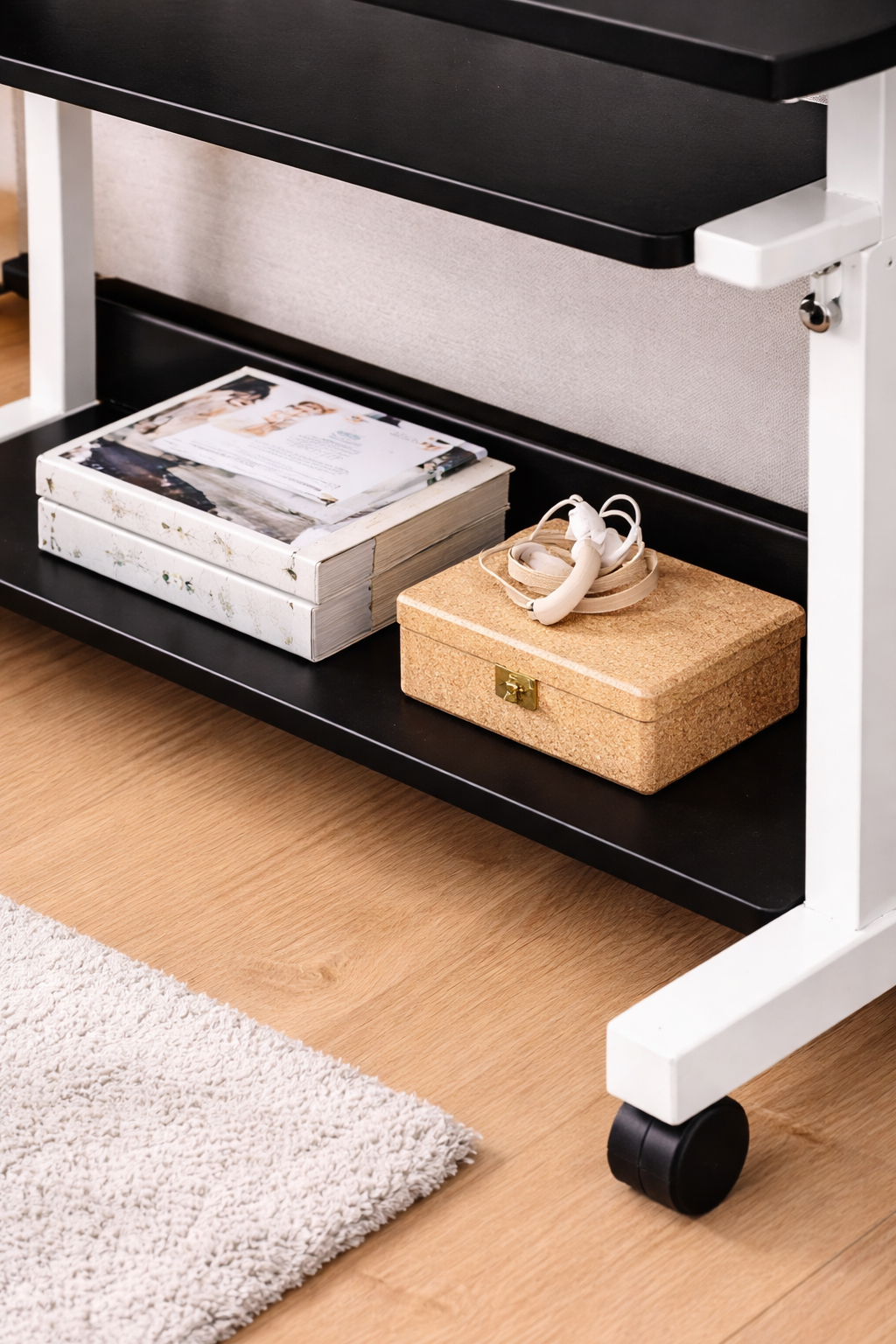 Мобільний комп'ютерний стіл 1845 з регулюванням висоти і полицею для клавіатури - мініатюра 4