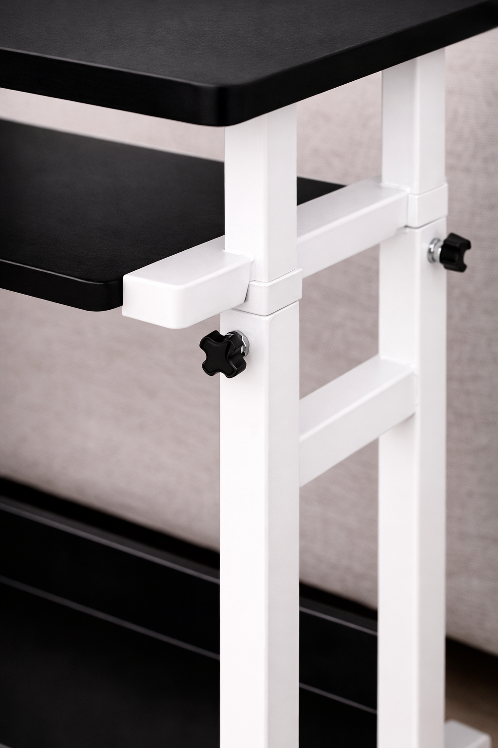 Мобільний комп'ютерний стіл 1845 з регулюванням висоти і полицею для клавіатури - мініатюра 10