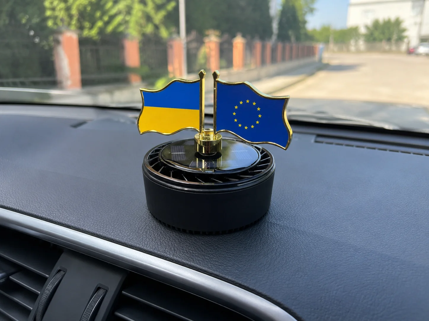 Автомобільний ароматизатор-дифузор “Прапори” на сонячній батареї - мініатюра 5