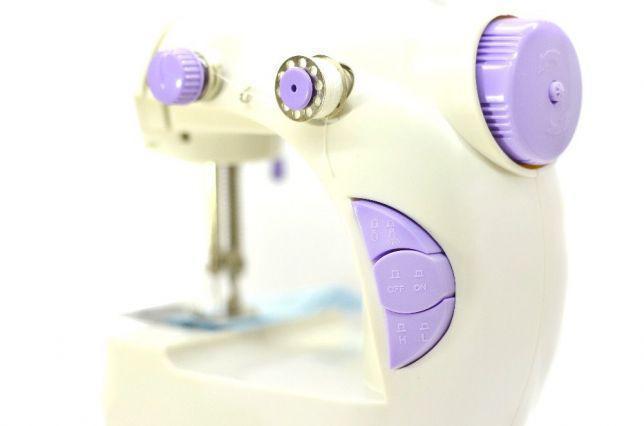 Швейна міні машинка Mini Sewing Machine SM-202A 4 в 1 портативна домашня машинка для шиття від мережі / батарей / педалі - мініатюра 2
