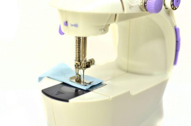 Швейна міні машинка Mini Sewing Machine SM-202A 4 в 1 портативна домашня машинка для шиття від мережі / батарей / педалі - мініатюра 3